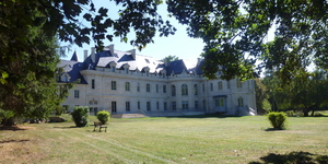 les-salles-du-chateau-de-lamorlaye-facade-1