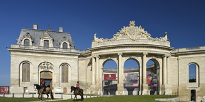 musee-vivant-du-cheval-grandes-ecuries-facade-3